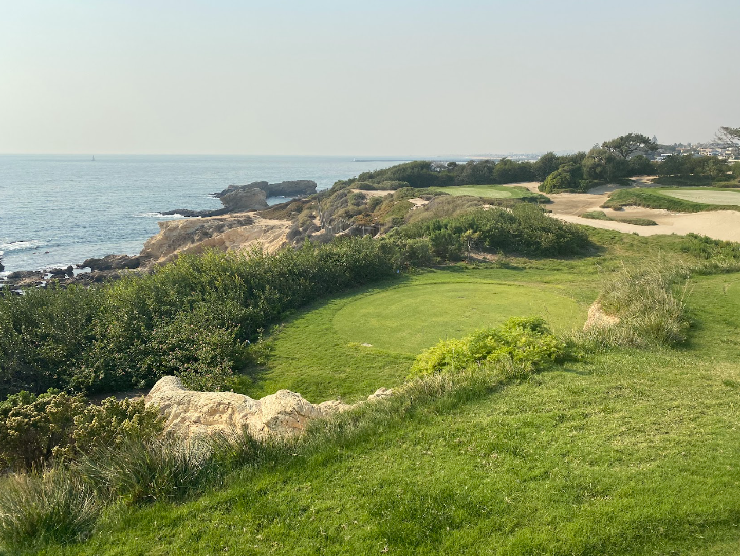 Coastal golf course with Prizm Zoysia, sand bunkers and ocean cliffs